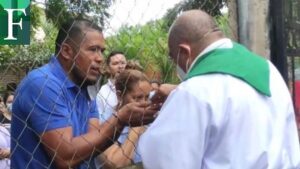 Católicos reciben misa en la calle debido a restricción policial en Nicaragua