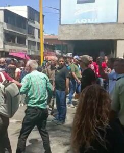 Chavistas agredieron a docentes durante manifestación en Los Teques