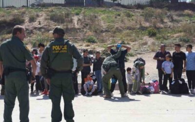 Latinos en Texas enfrentarán temida ley anti-migrante en 2024