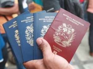 Suspendieron resolución que pedía pasaporte vigente a venezolanos en Colombia